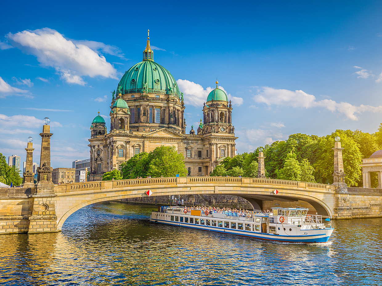 Welcome or Farewell Sightseeing Taxi Tour with Transfer from OR to the Airport in Berlin, Germany