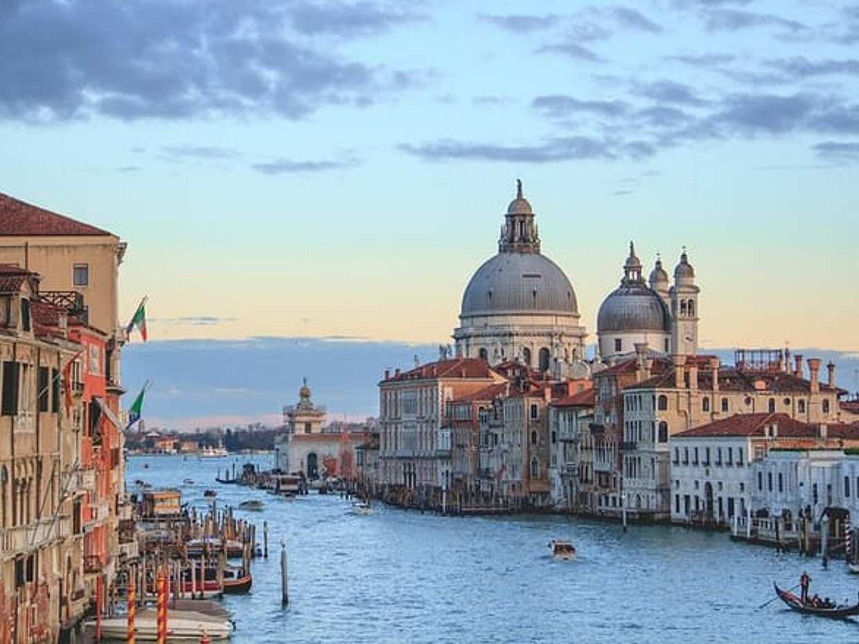 Private transfer from Budapest to Venice with 2h of Sightseeing