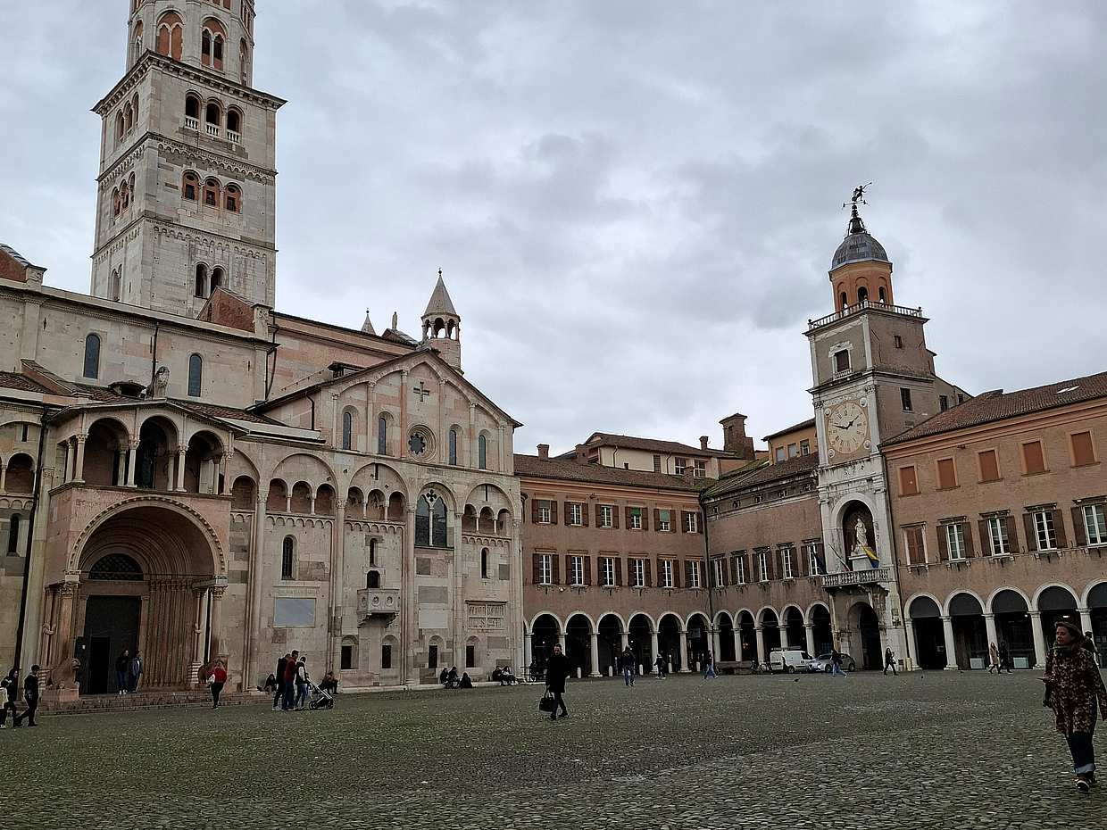Entdecken Sie Modena: Zeitlose Kunst, Geschichte und Aromen in Italien, Bologna
