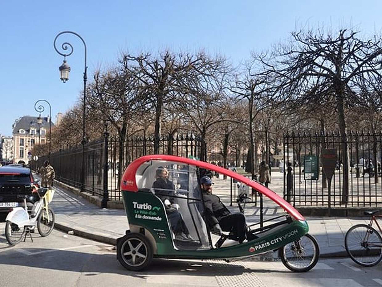 Private guided tour by bike cab in Paris the Marais, photo 4