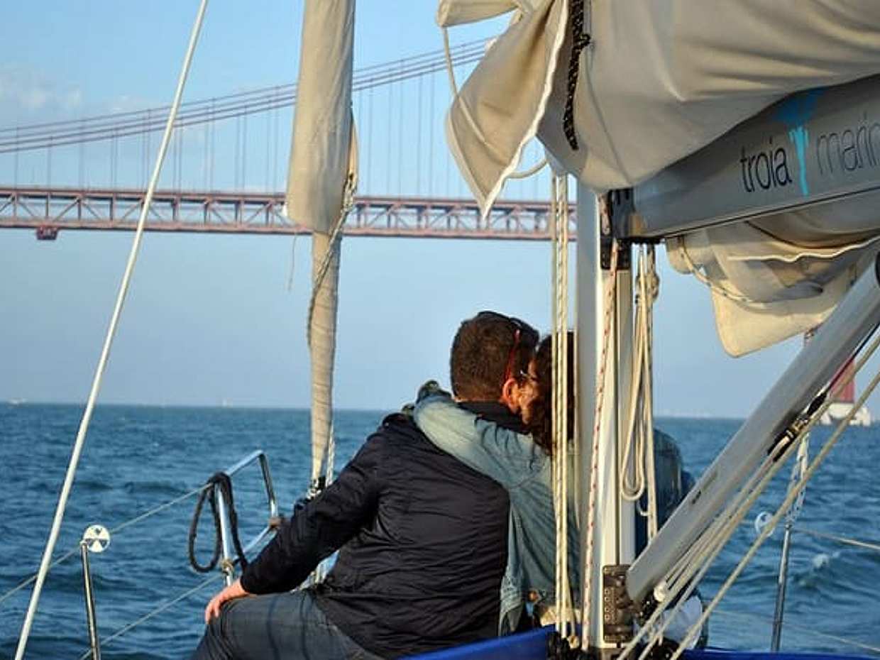 "Crucero romántico privado de 2h al atardecer con vino espumoso en Lisboa, Portugal", photo 4