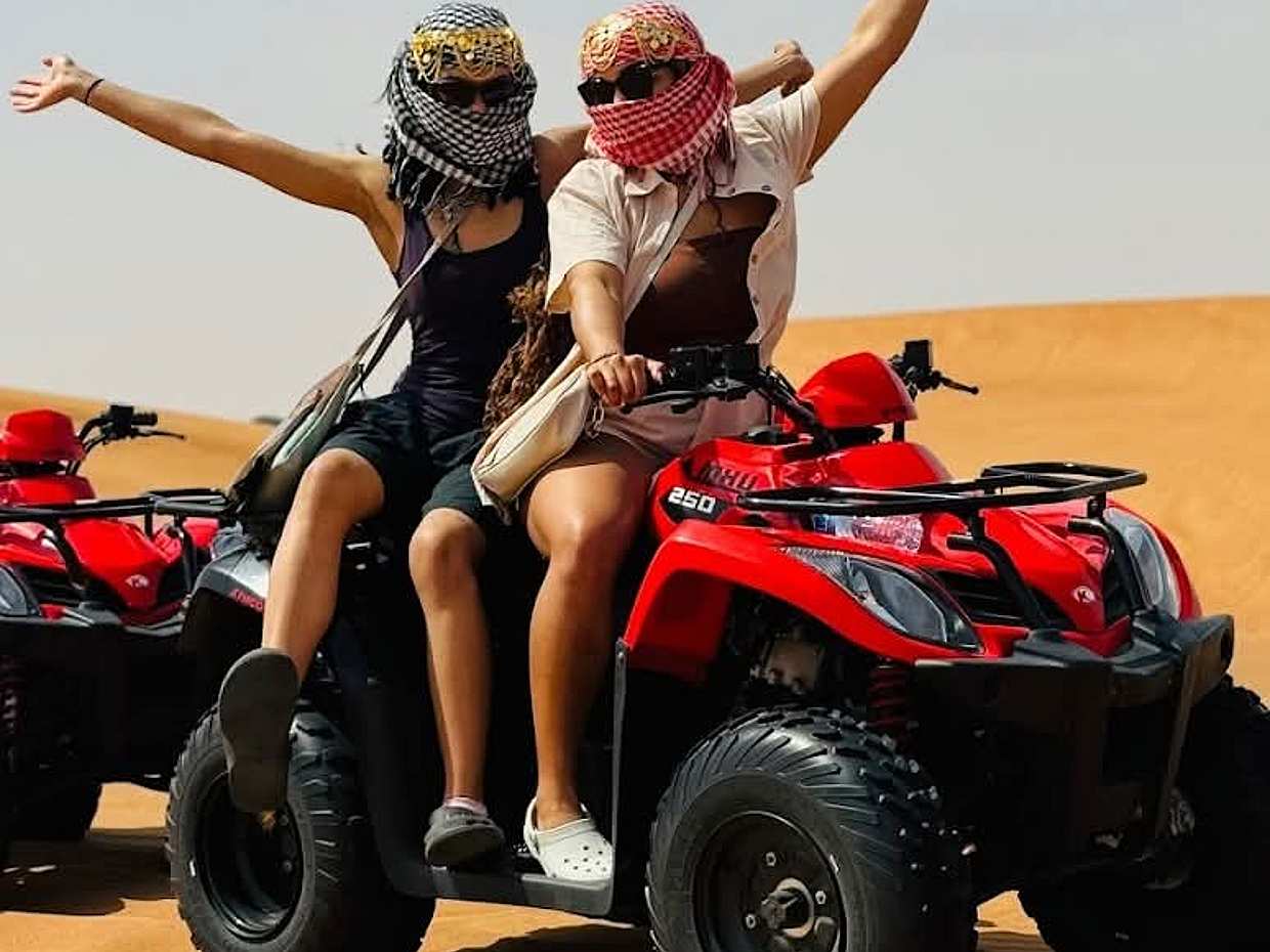 Quad Bike, Kamelritt und Sandboarding-Erlebnis in den Vereinigten Arabischen Emiraten, Dubai