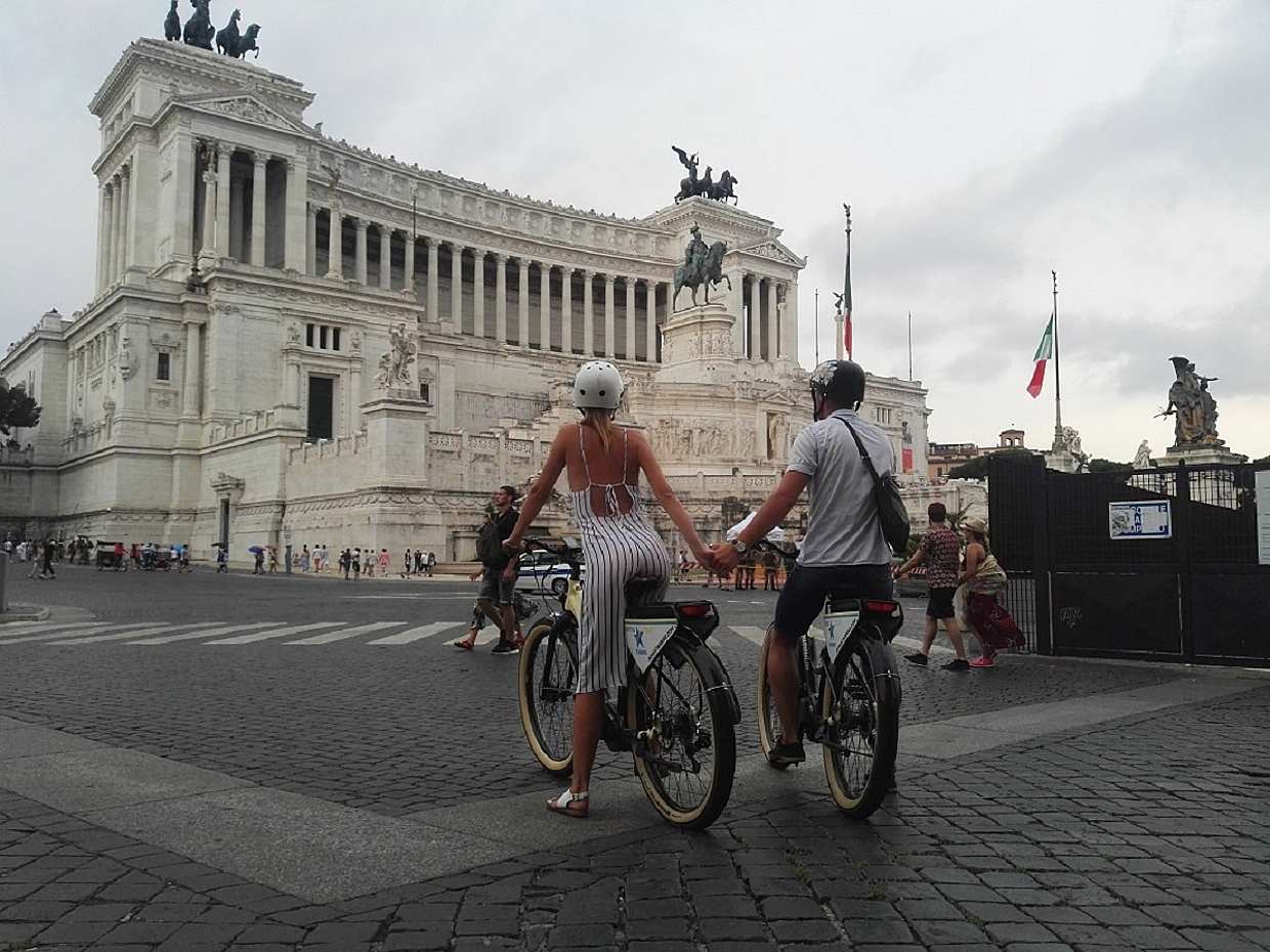 Highlights of Rome City Bike Tour with Colosseum View, Trevi Fountain and Spanish Steps in Italy, Rome E-Bike Tour