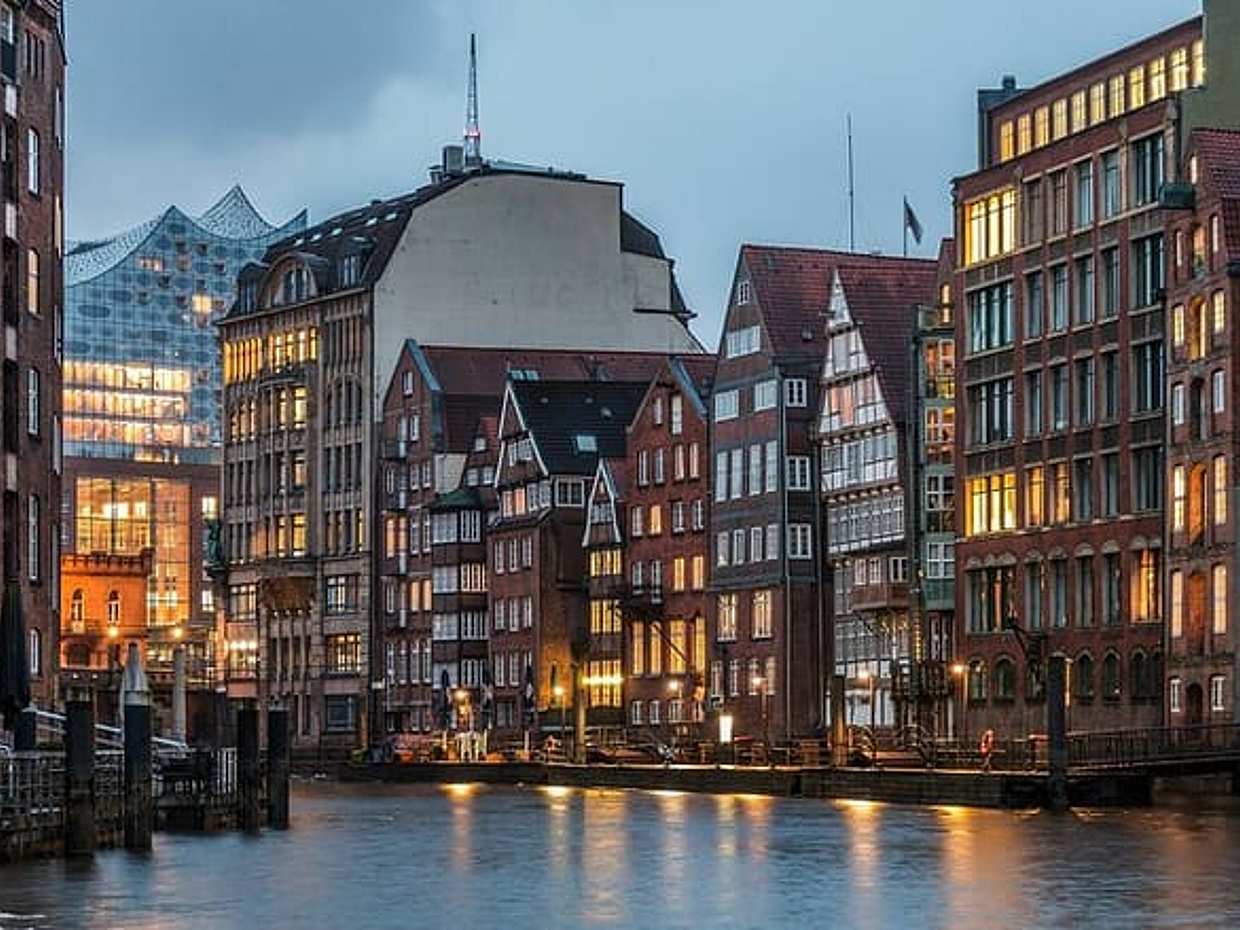 Private 2 Hour Transfer From Wolfsburg to Hamburg