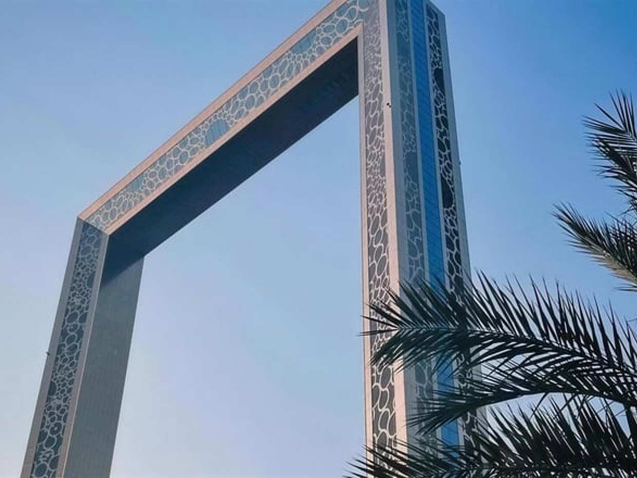 Queste le traduzioni di frasi comuni. "Biglietto d'ingresso per la Dubai Frame negli Emirati Arabi Uniti"