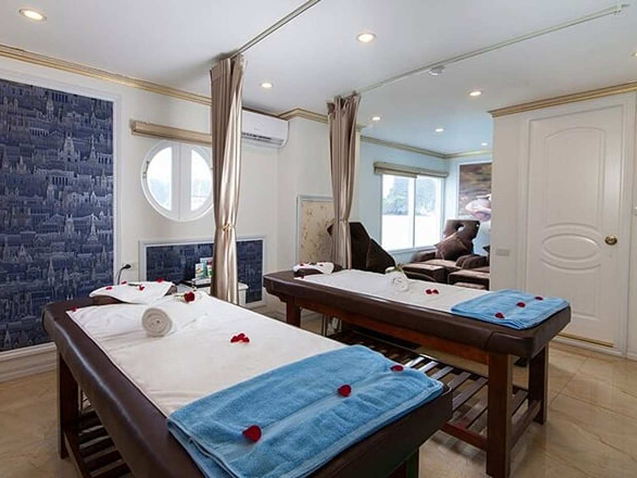 Halong Bay Luxury Cruise 2 Days with Caving,Swimming,Kayaking, photo 5
