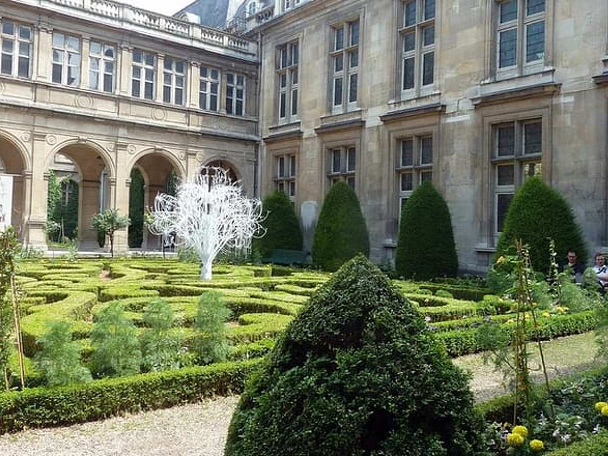 Half-Day Private Tour Marais, Eiffel Tower and Seine River Cruise, photo 2