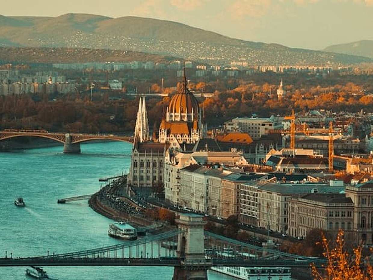 Private English speaking driver from Prague to Budapest with amazing sightseeing