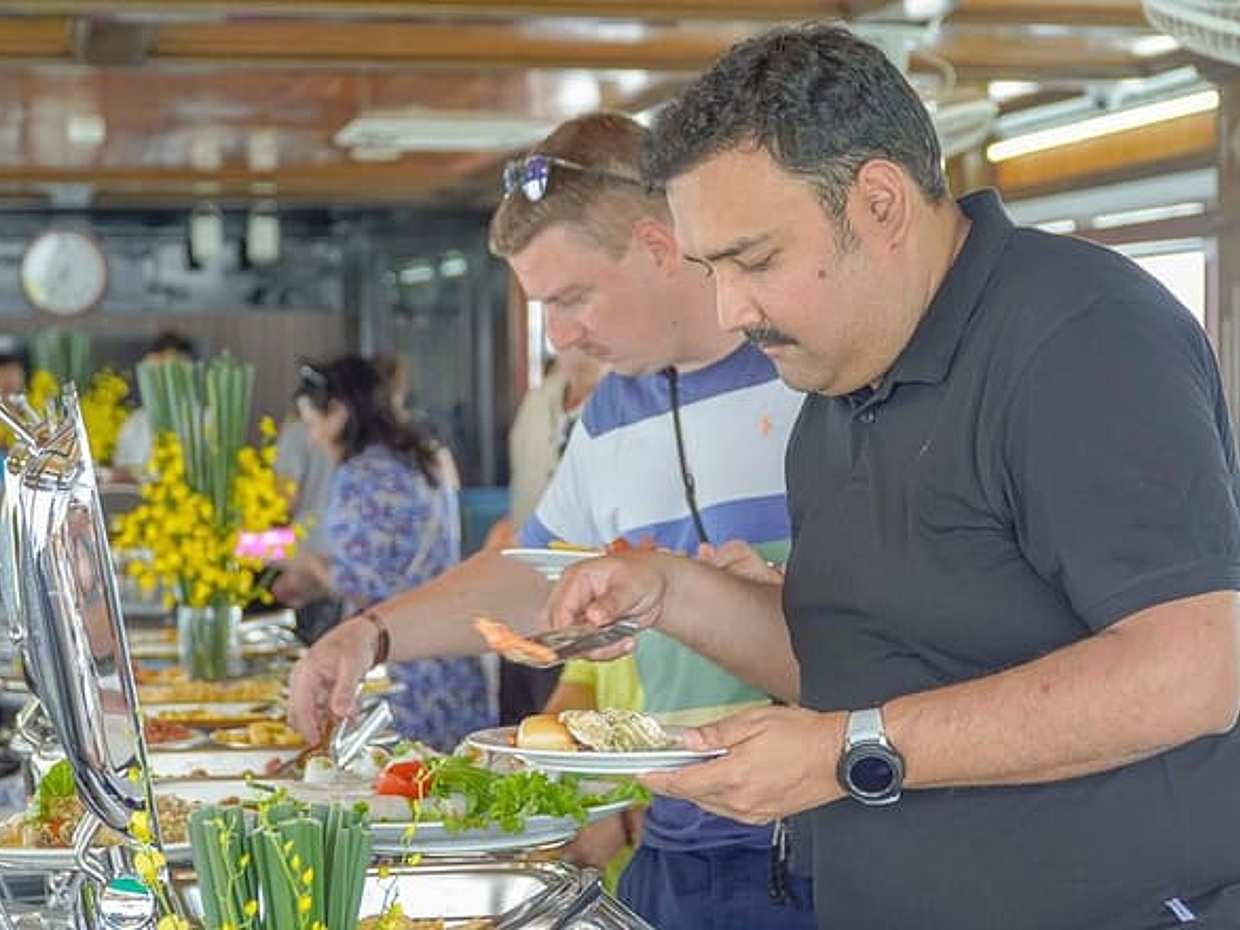 Halong DELUXE Cruise Full Day Tour: Buffet Lunch,Cave and Island, photo 4