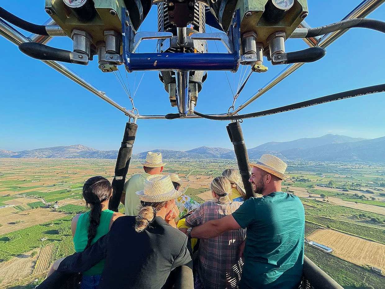 Desde Creta: Vuelo en globo aerostático sobre la meseta de Lasithi, Grecia.