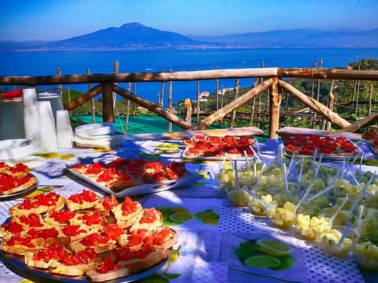 Discover Sorrento with food tasting and walking Tour