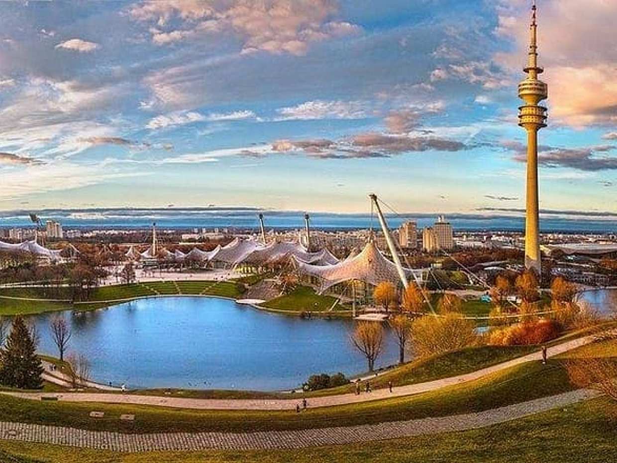 From Vienna to Munich, 2h of Sightseeing, Private Transfer