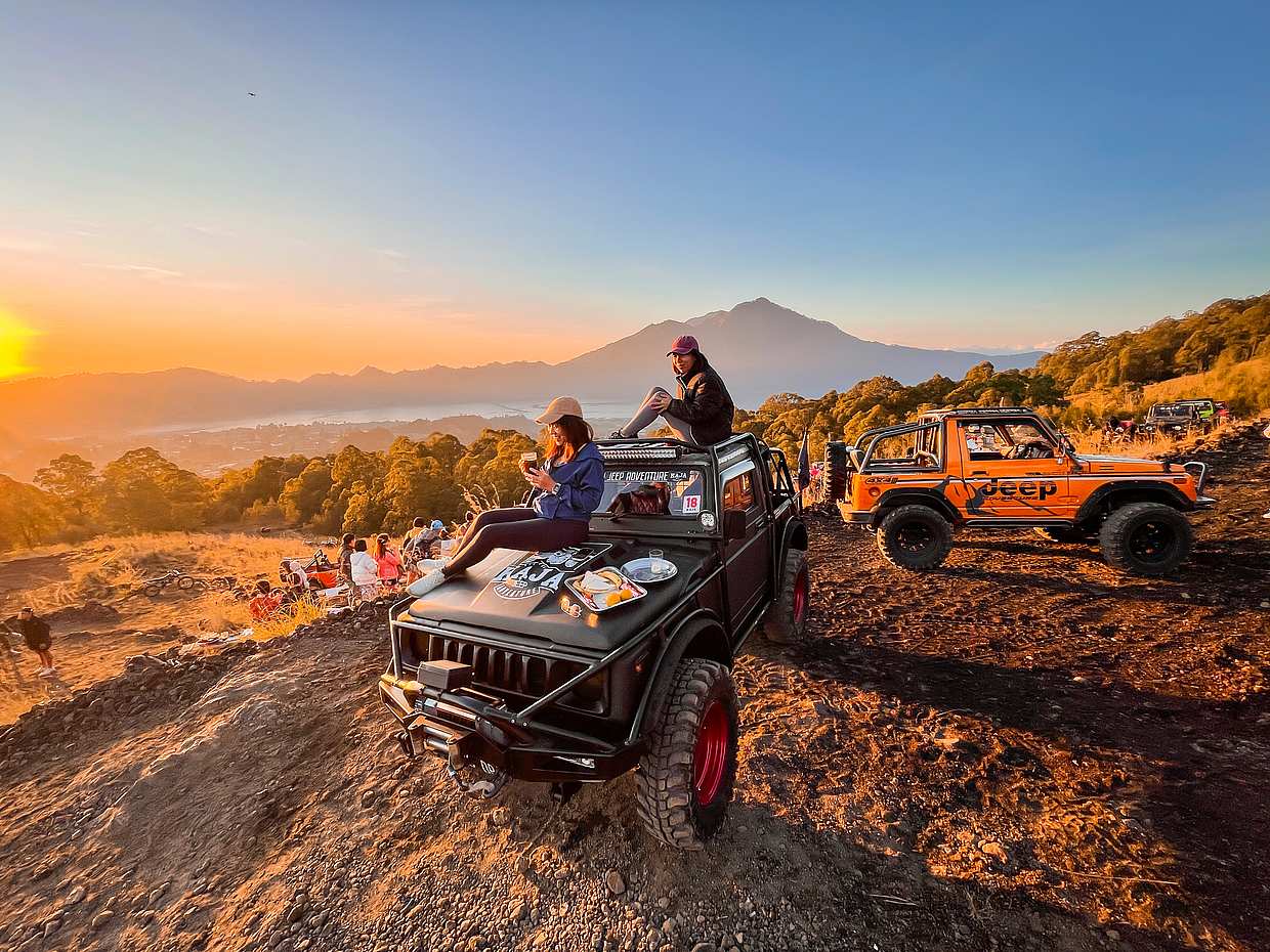 Lever du soleil sur le Mont Batur en Jeep 4x4 et aventure dans la lave noire à Bali, Indonésie