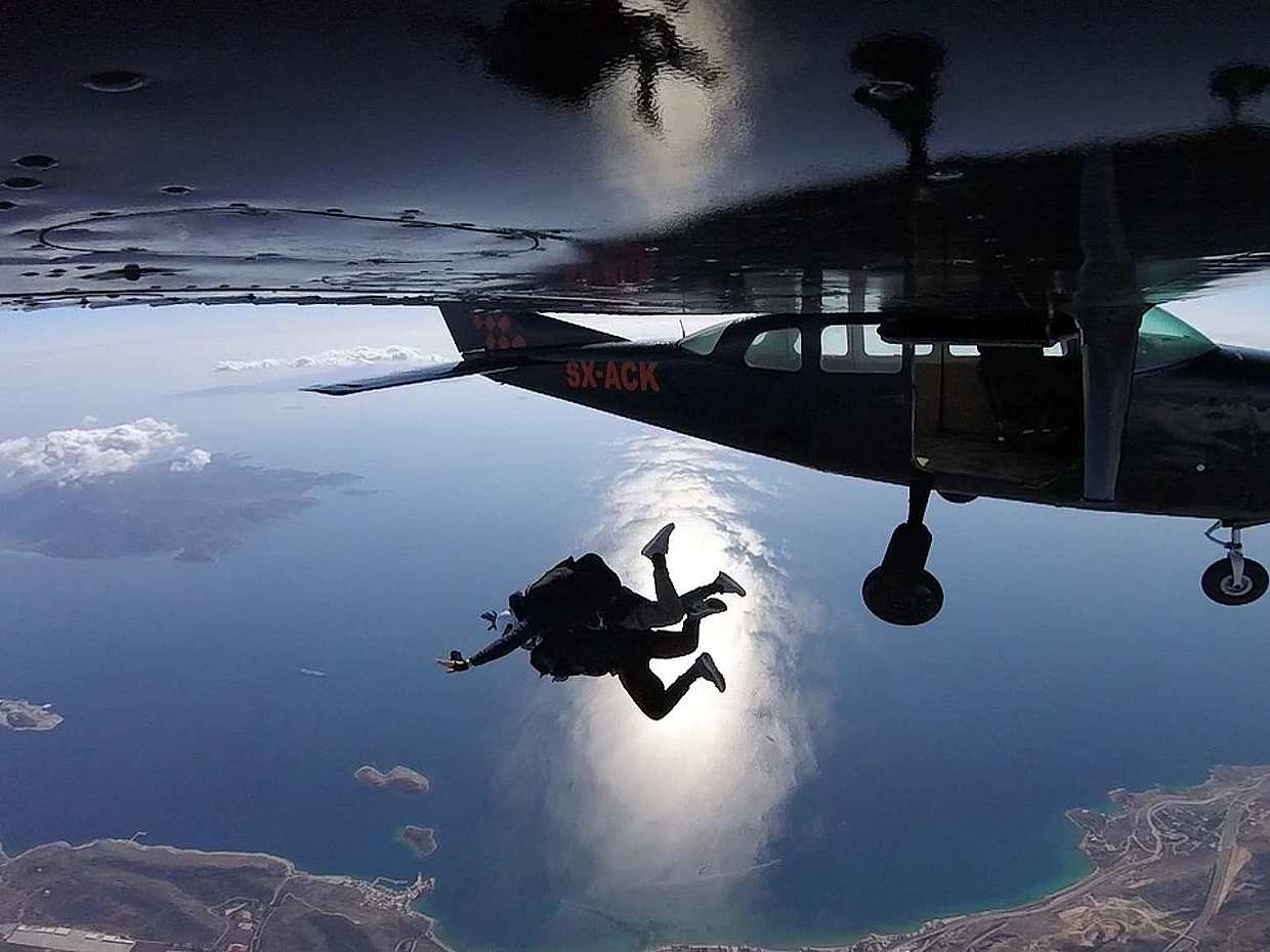 Tandem Fallschirmsprung in der Nähe von Athen mit Handycam-Aufnahmen in Griechenland
