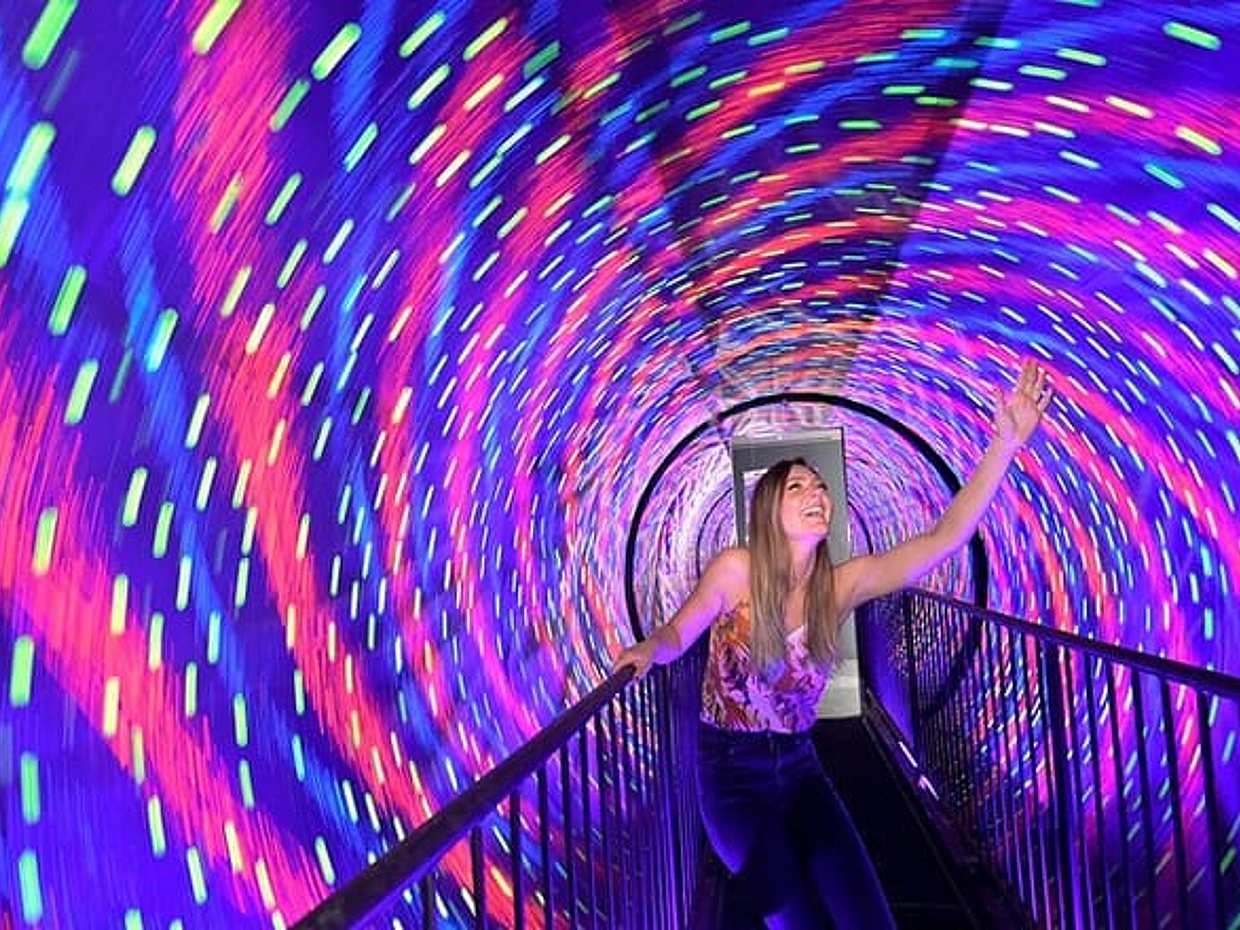Private Tour in Museum of Illusions and Eiffel Summit
