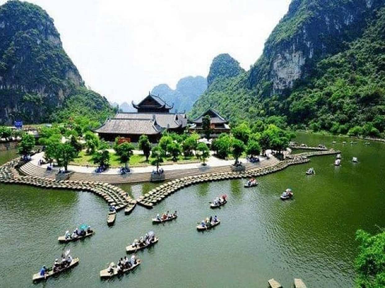 Full-Day Tour to Bai Dinh Pagoda and Trang An Ecosystem, photo 2