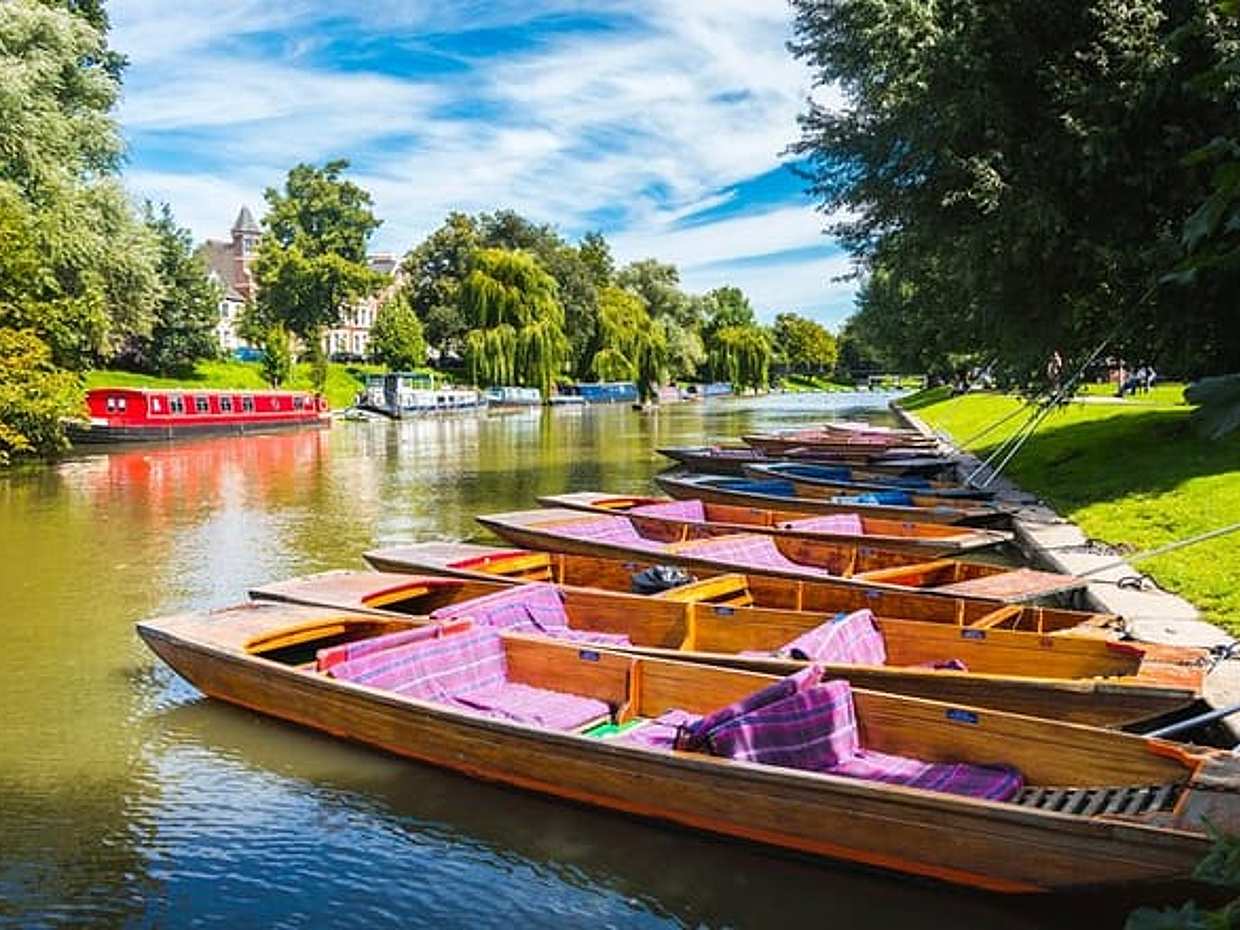 Cambridge Scavenger Hunt & Highlights Self-Guided Walking Tour