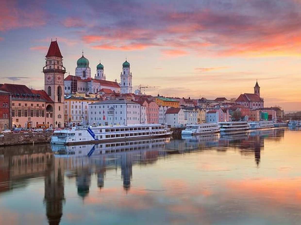Prague to Passau Private 1-Way Transfer with a Sightseeing Stop