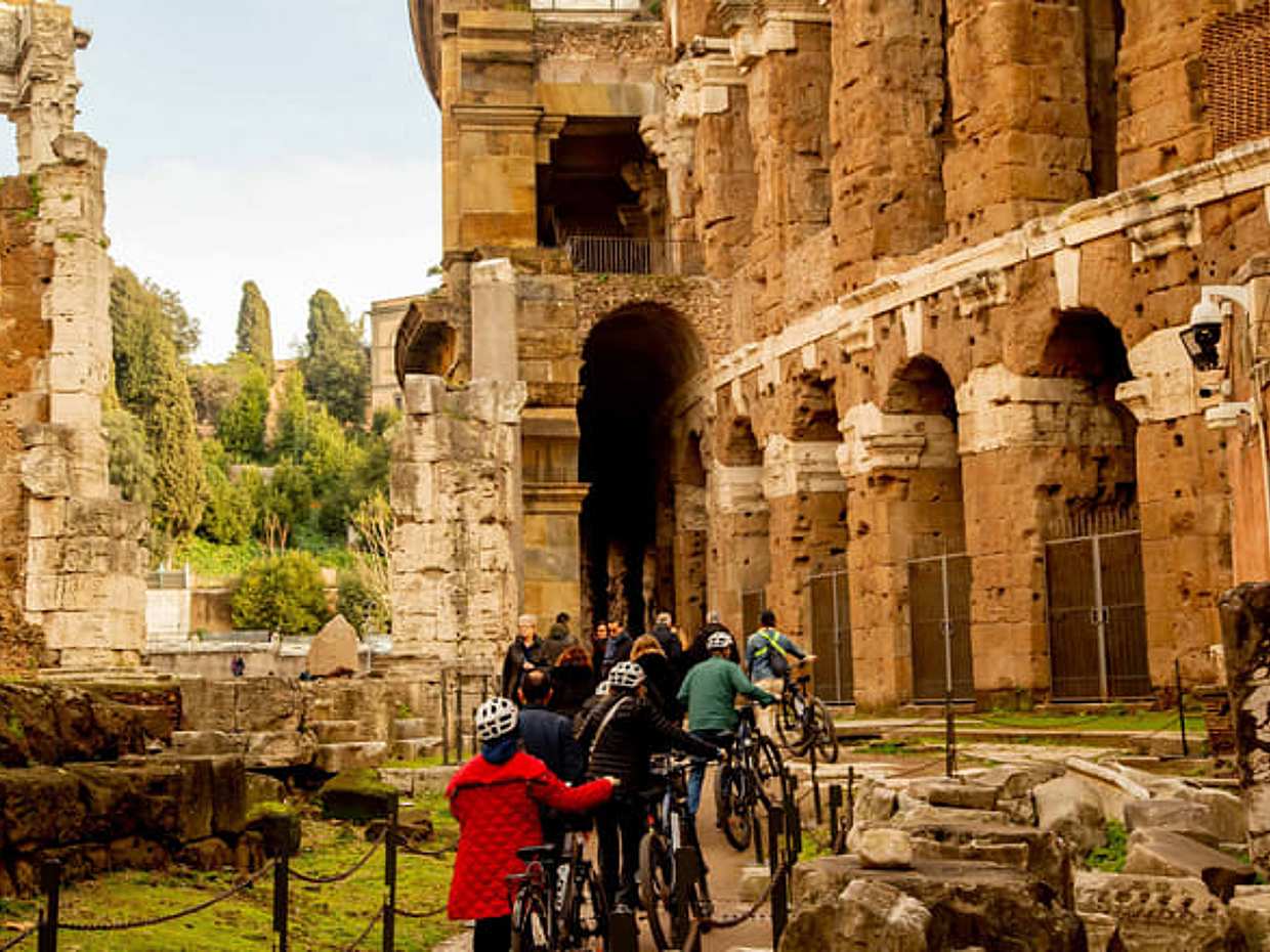 Однодневный тур "Вау-впечатление" с велосипедной прогулкой Appian Bike Tour, обедом, туром на гольф-каре и Колизеем без очереди в Италии, Рим, photo 4