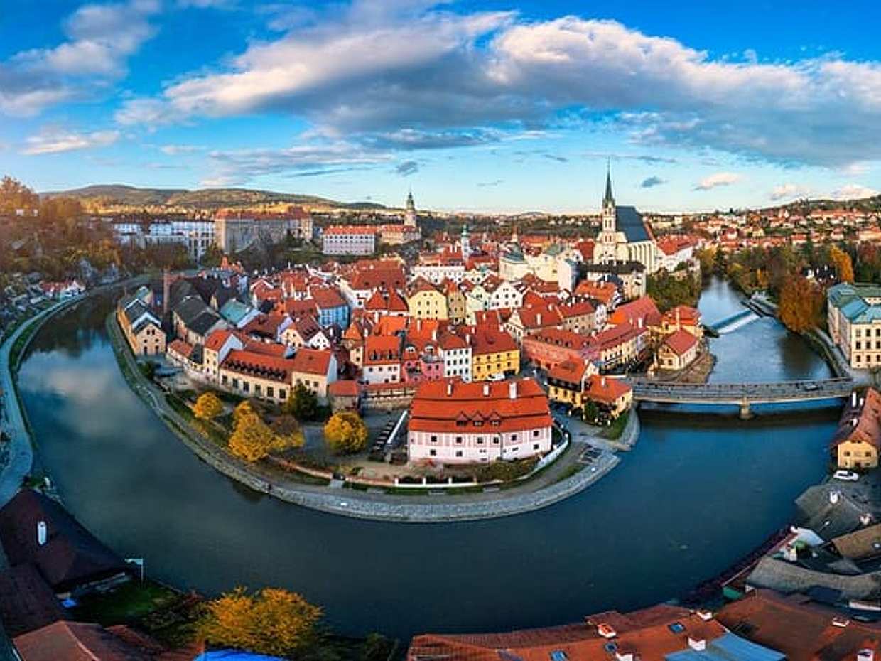Transfer from Prague to Cesky Krumlov with 2h in Hluboka