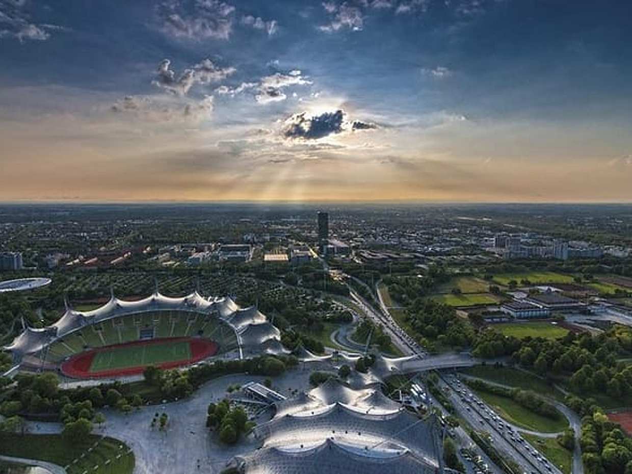 Private Scenic Transfer from Berlin to Munich with 4h of Sightseeing