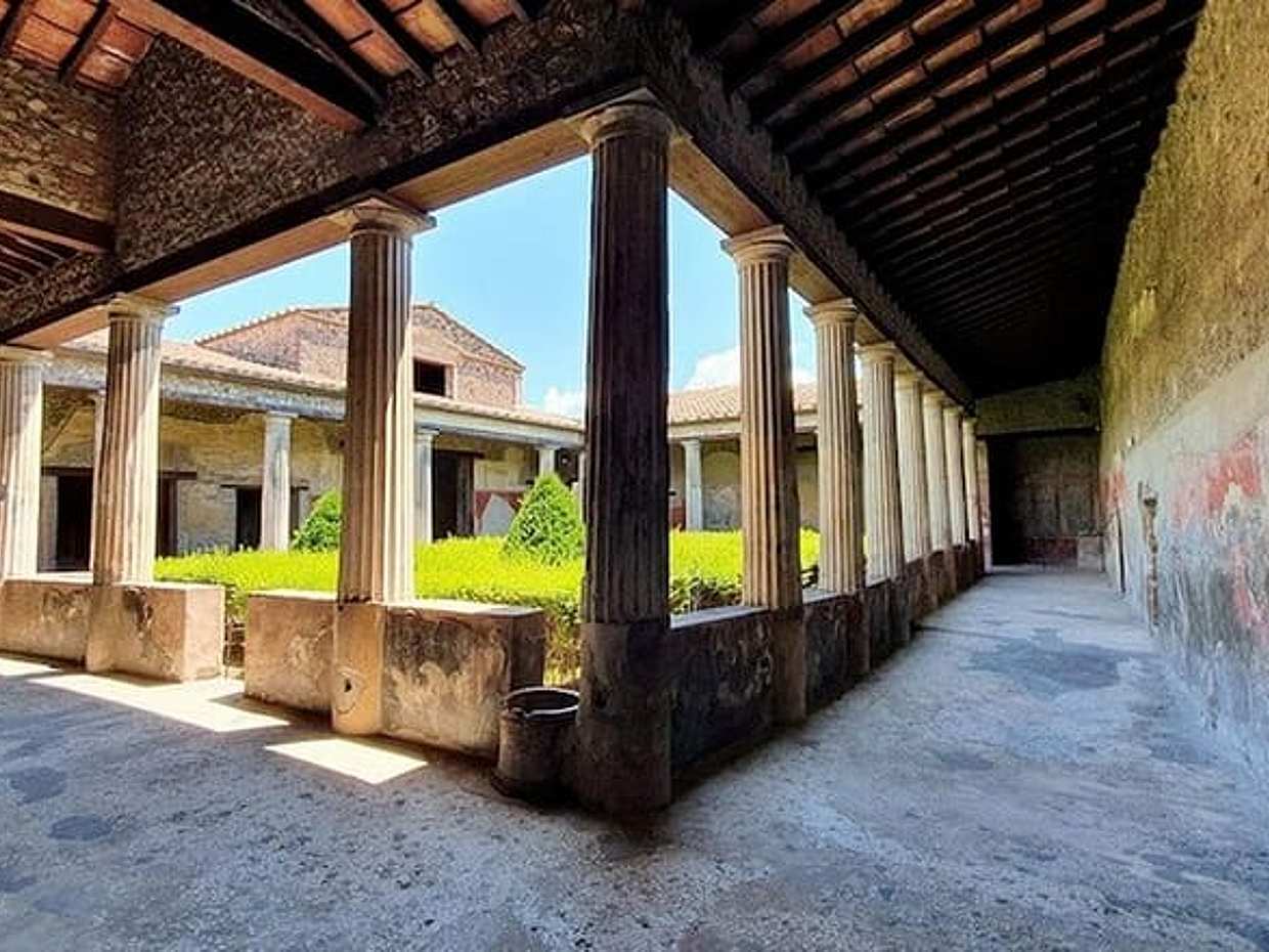 Ashes & Glory: Pompeii, Herculaneum & Vesuvius, photo 4