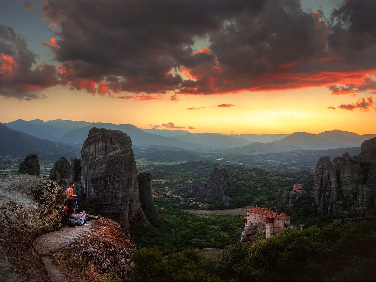 Majestueux coucher de soleil sur les rochers des Météores, Kastraki, lors de cette excursion en Grèce.
