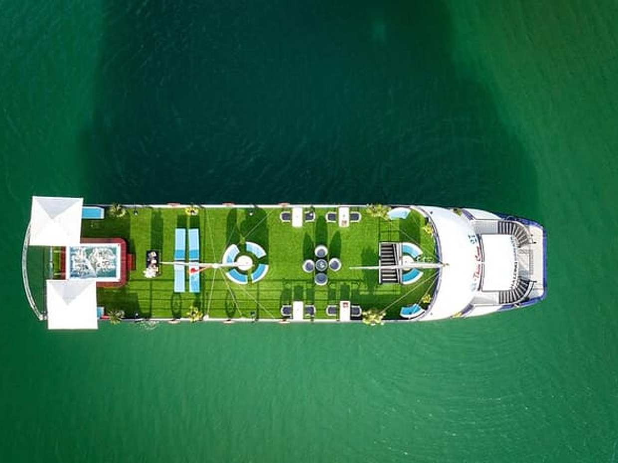 Luxury Halong Day Trip with Limousine Bus Roundtrip By Expressway, Vietnam