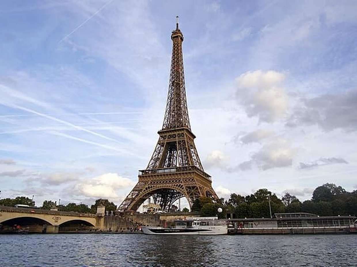 Paris Private trip with Eiffel Tower, Seine Cruise and professional photoshoot