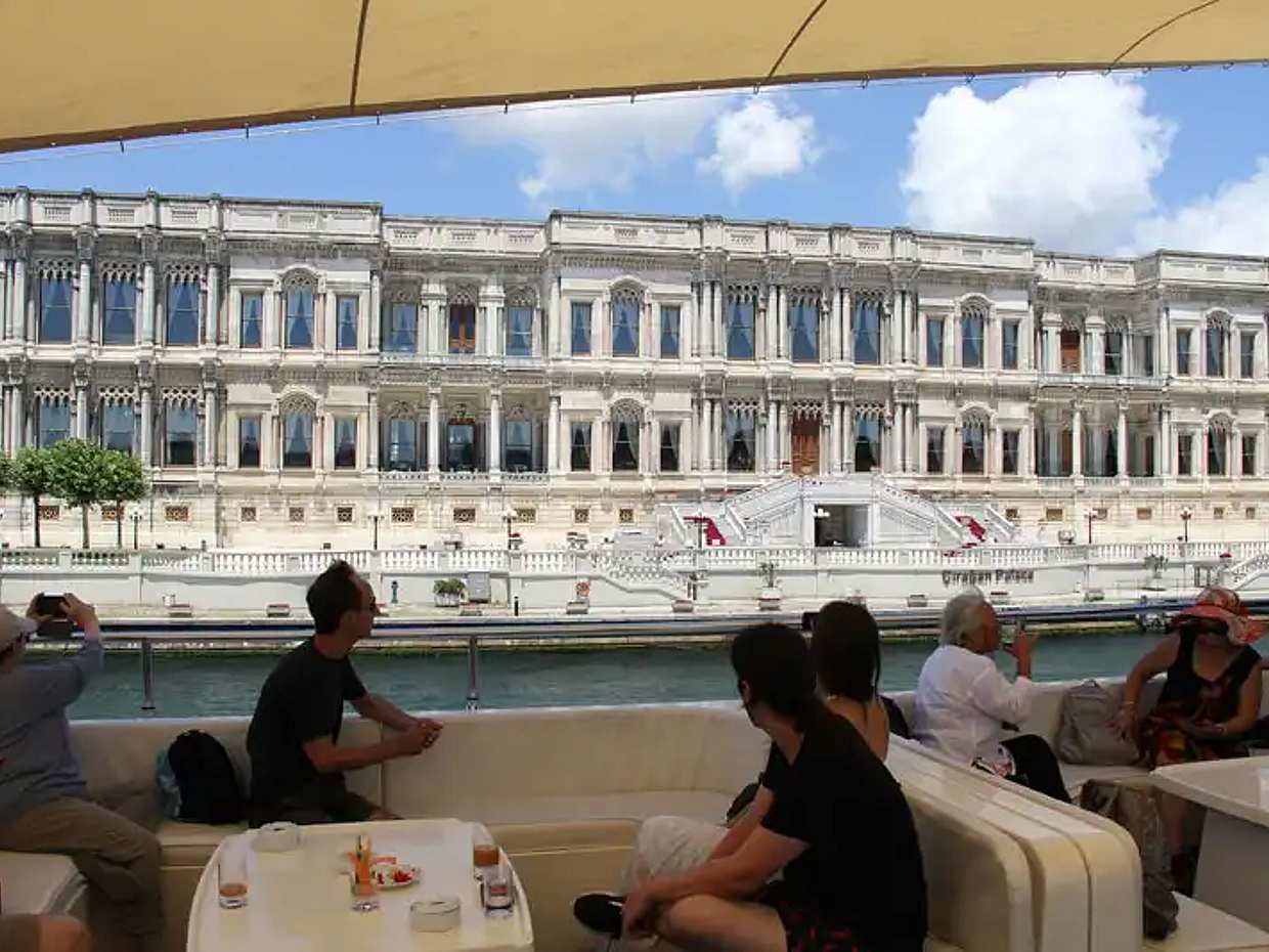 Crucero con almuerzo en el Bósforo en Turquía, Estambul.
