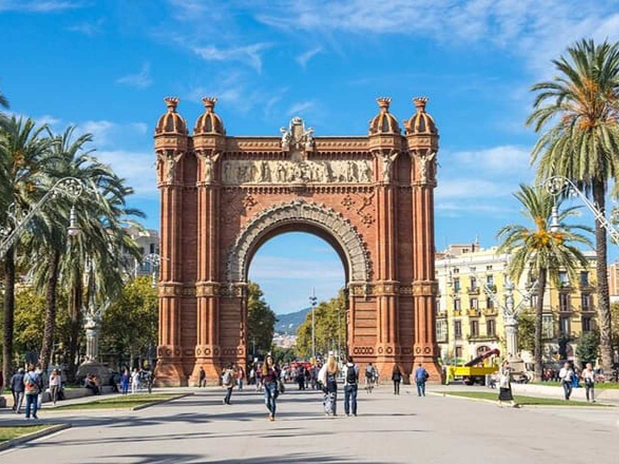 "Amor en el Barrio Gótico de Barcelona: Paseo Romántico Autoguiado por España", photo 3