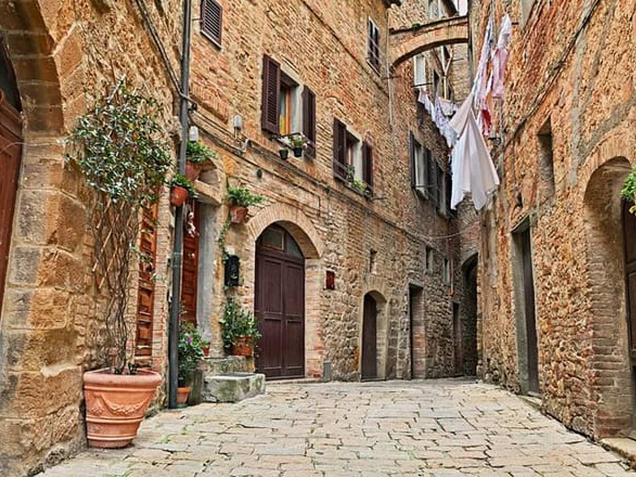 PRIVATE Full-Day Tour of San Gimignano and Volterra, photo 3