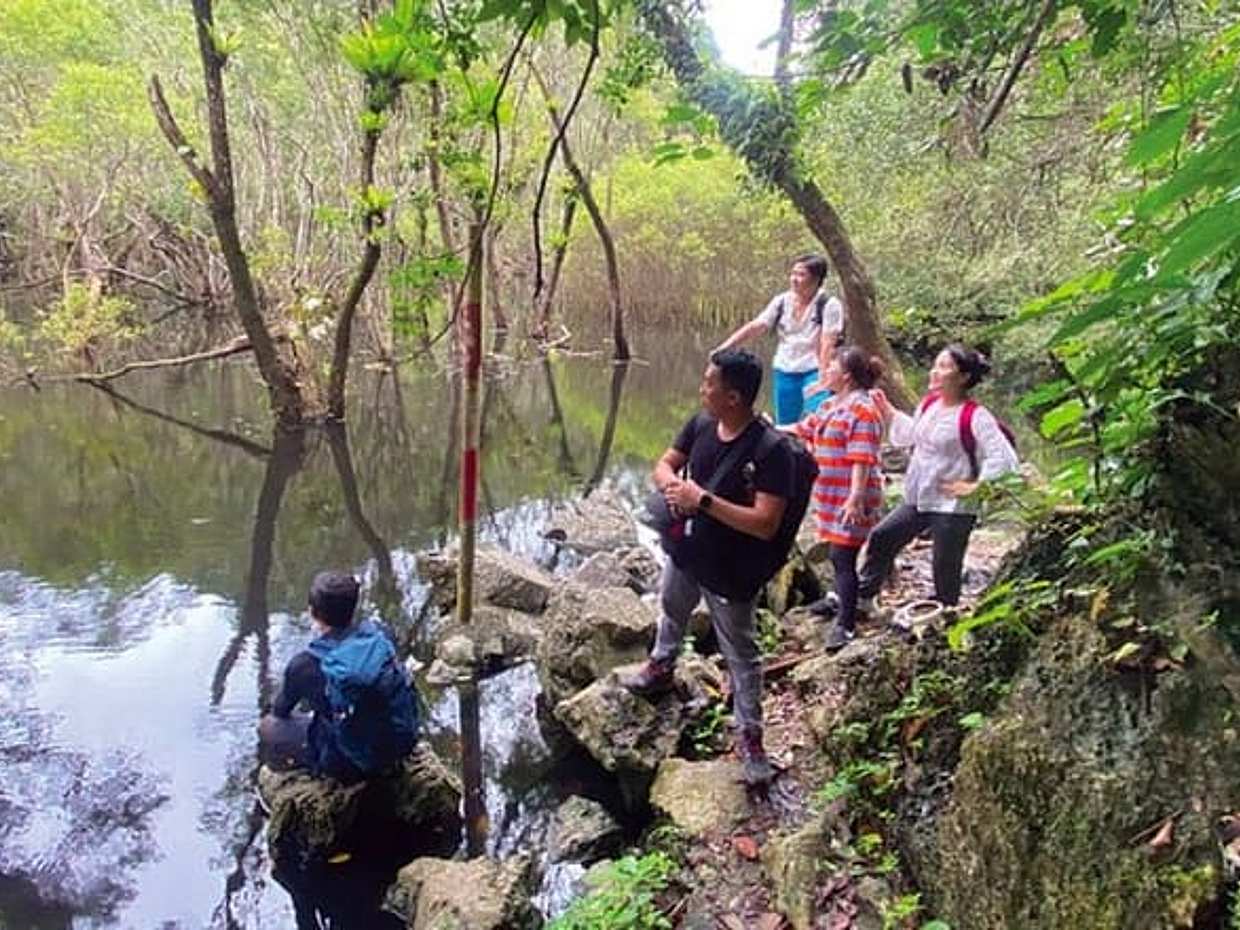 Cat Ba: Full-Day Trekking Cat Ba National Park & Viet Hai Village in Vietnam, Ha Long, photo 4