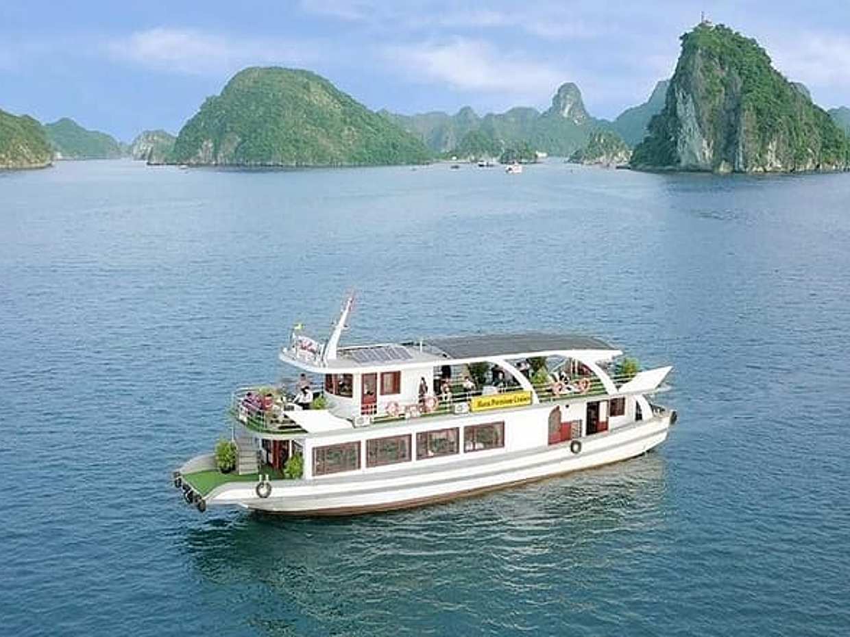 Halong Deluxe Day Tour Small Group on Boat Transfer by Limousine, photo 2