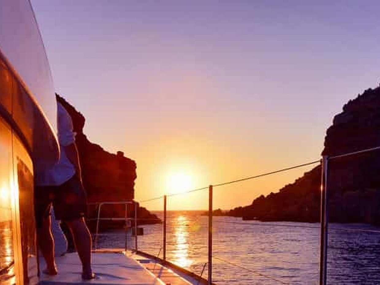 Rethymno: Luxury Sunset Cruise with Dinner and Drinks in Greece, photo 4