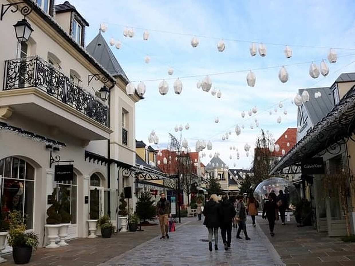 6-Hours Private Tour Eiffel Tower Shopping at La Vallee Village, photo 5