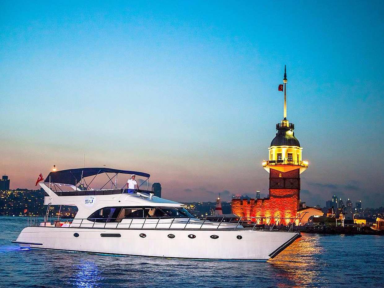 Guided Istanbul Sunset Cruise on Bosphorus by Luxury Yacht, Türkiye
