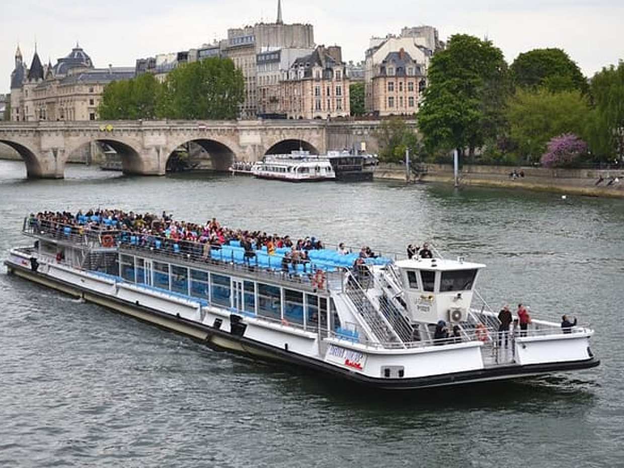 Seine River Cruise with commentary one hour Seine Cruise, photo 5