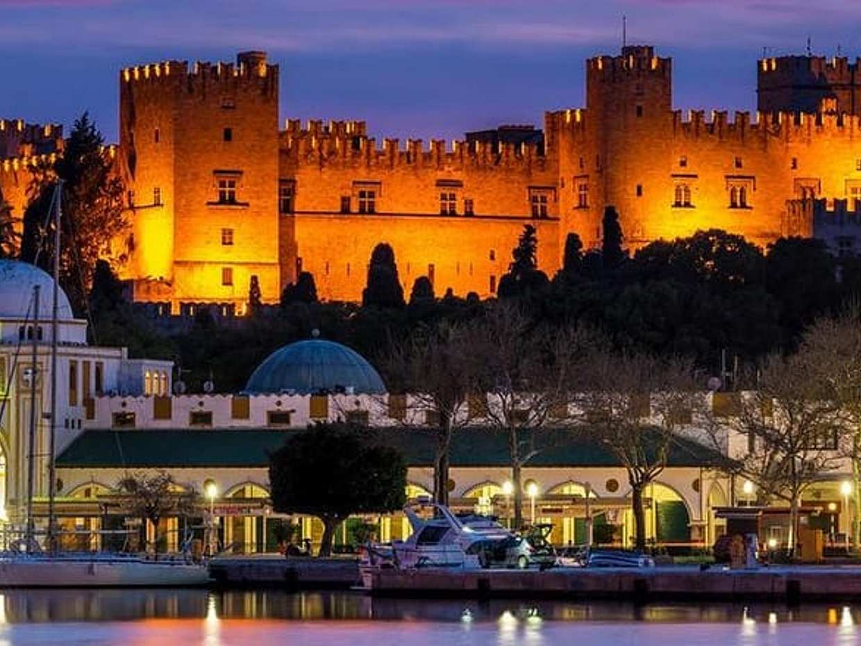 Rodas de noche en Grecia