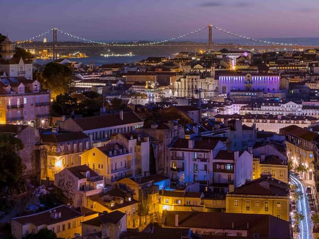 <p>Lizbona nocą: zachód słońca i świąteczne iluminacje, prywatna sesja fotograficzna w Portugalii.</p>, photo 2