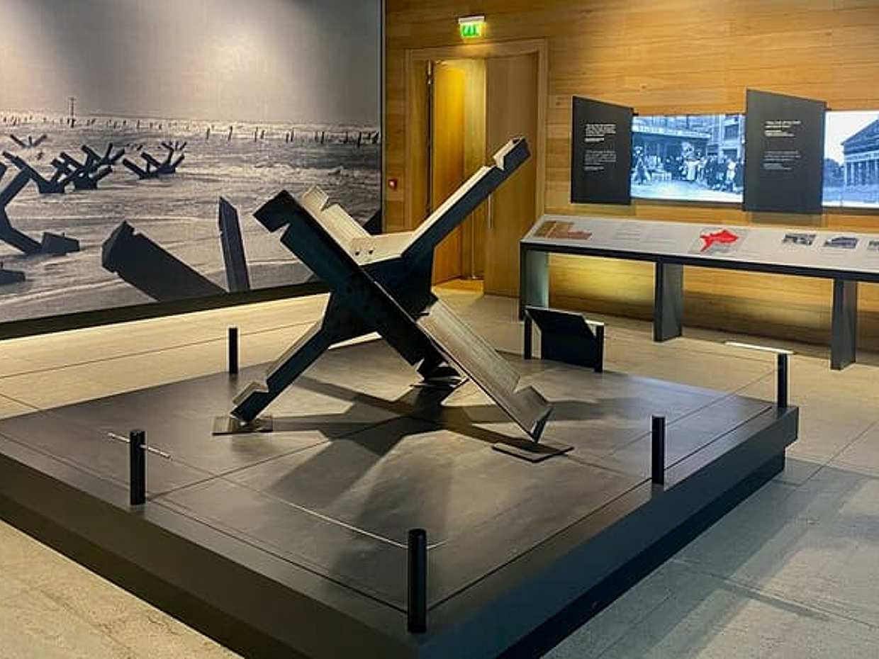 Private D-Day Omaha Pointe du Hoc American Cemetery Caen Memorial Day trip from Paris, photo 4