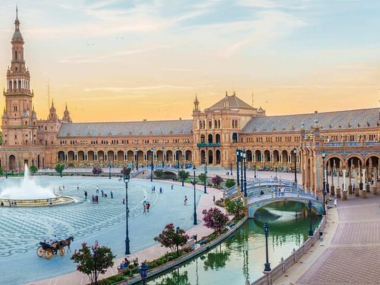 Private Transfer from Lisbon to Seville with 2 hours for sightseeing