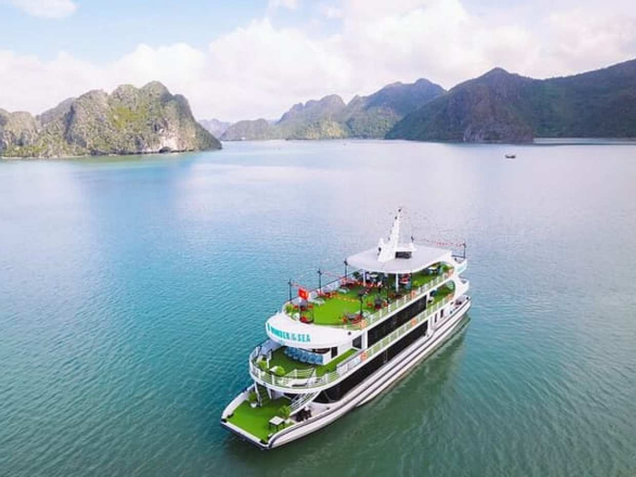 Halong Bay Premium Cruise with Jacuzzi, Kayaking & Scenic Views, photo 4