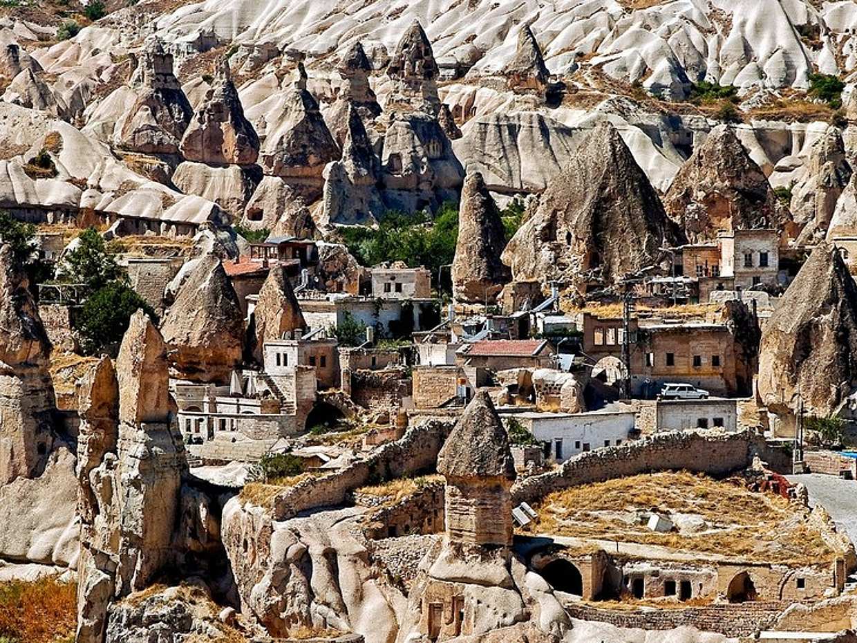 "Tour van Istanbul naar Cappadocië met de bus, inclusief accommodatie in een uniek hotel en een ballonvaart in Turkije.", photo 3