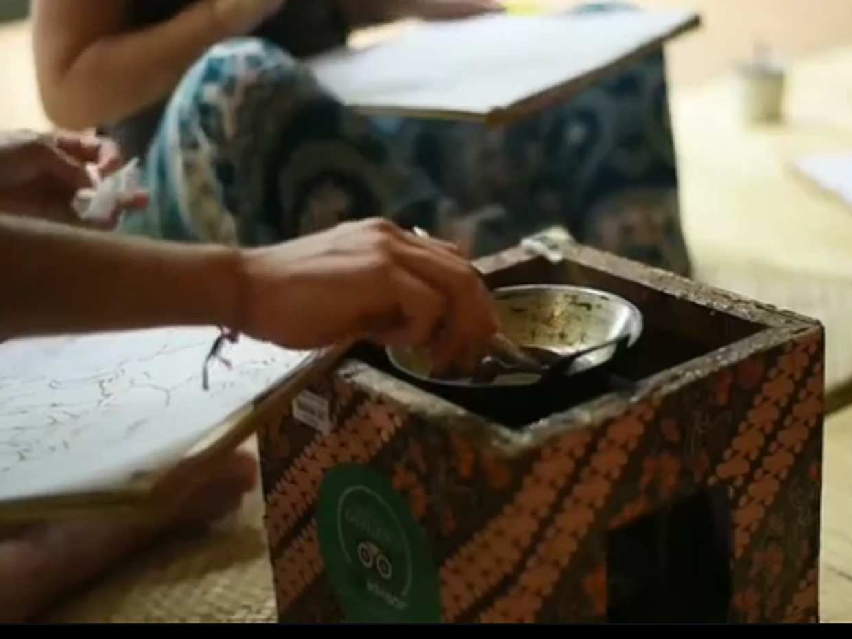 Clase de fabricación de batik balinés con artesano local en Indonesia, photo 4