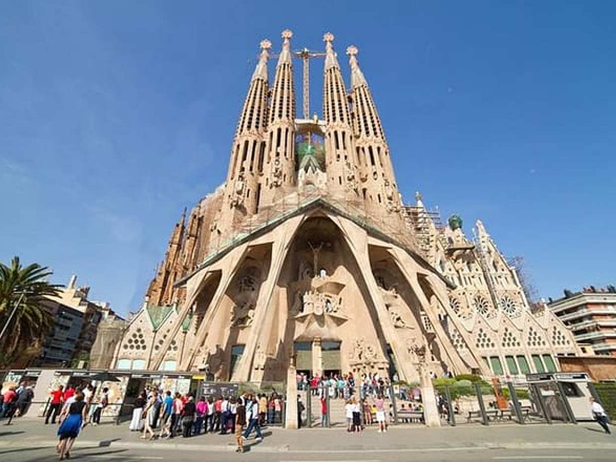 Barcelona Highlights: Private Guided Tour with Hotel/Port Pick-up in Spain