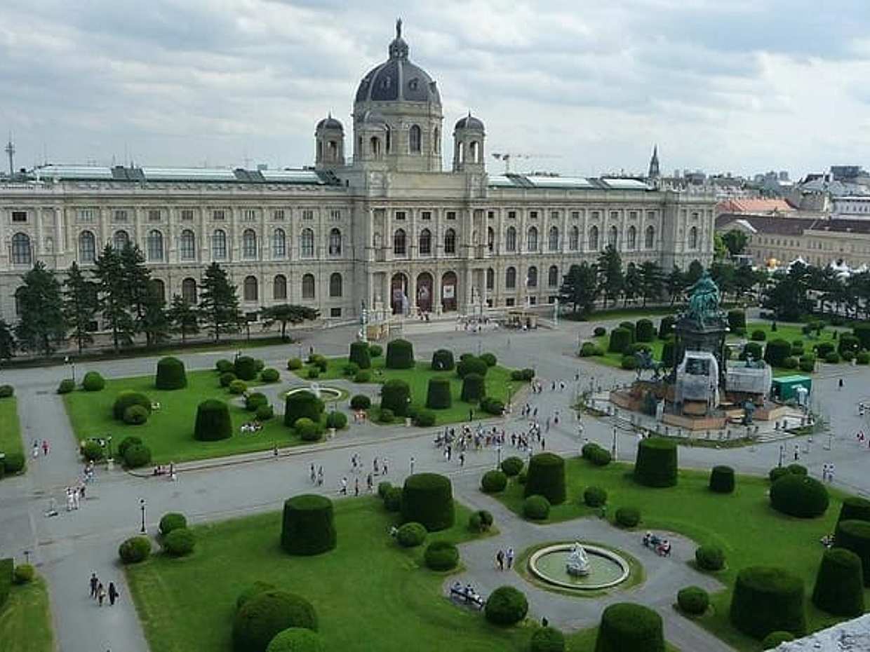 Private Transfer from Nuremberg to Vienna with 2h of Sightseeing