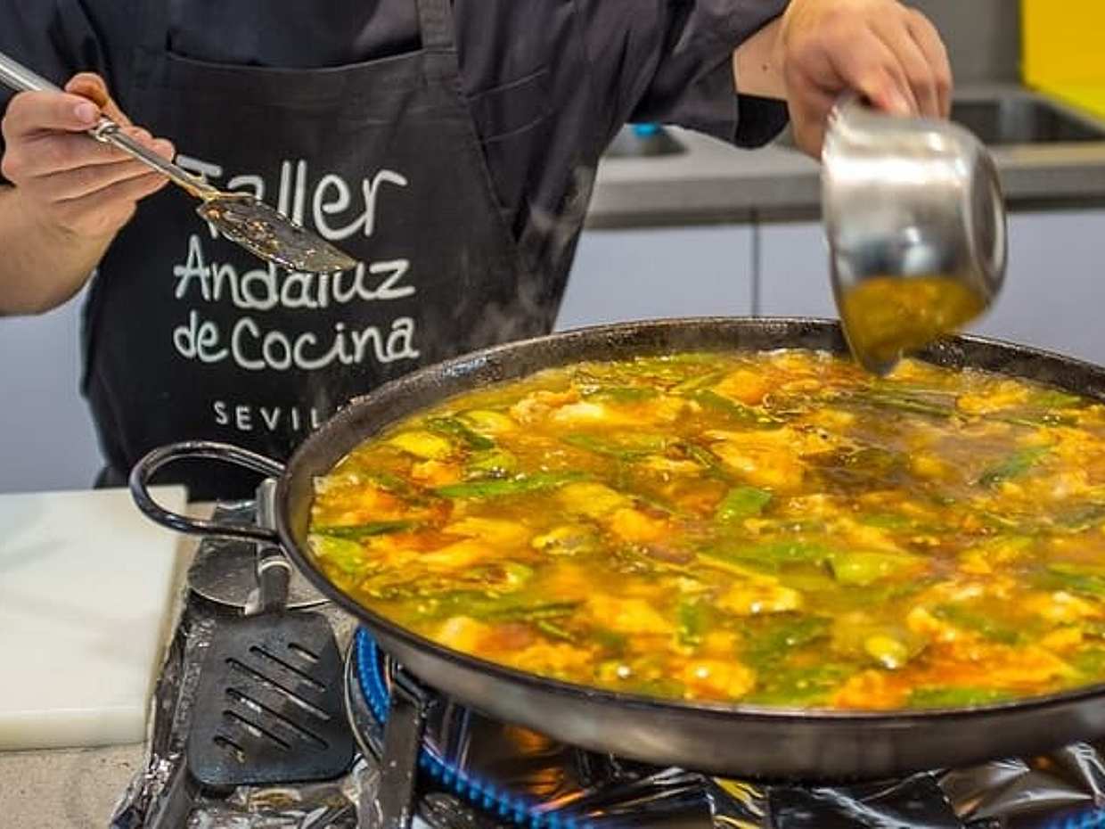 "Sevilla: Kurz vaření paelly a tapas + prohlídka trhu Triana ve Španělsku"