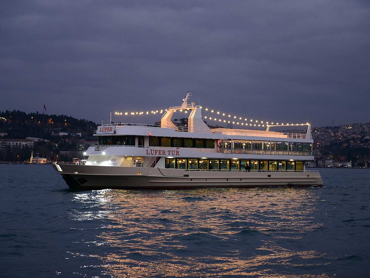 Bosphorus Dinner Cruise & Turkish Night Show With Belly Dance (All Inclusive)- Stage Front Table