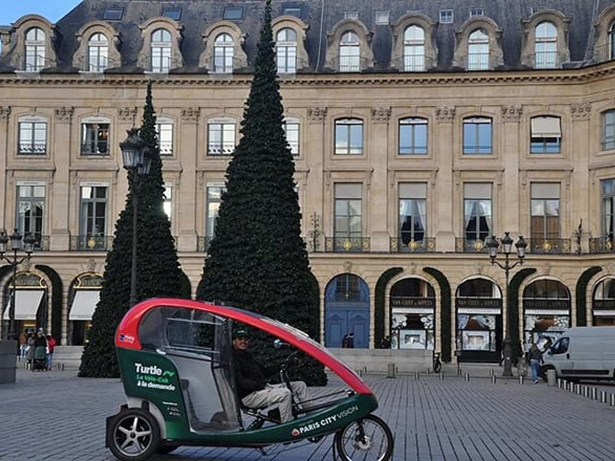 Paris visits Christmas lights on board a cab bike, photo 5
